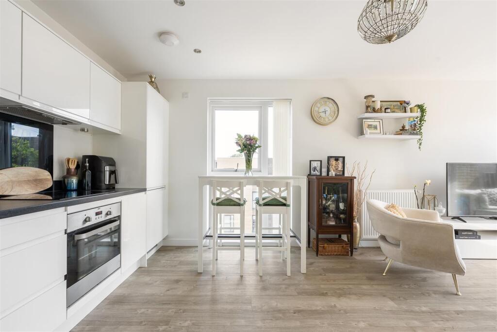 Merriam Close, E4