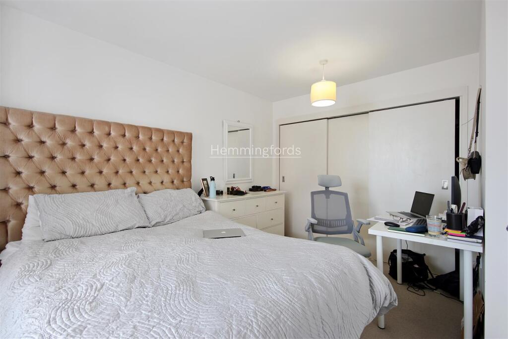 03-76731 - AM - 65, Dance Square London, EC1V 3AJ-