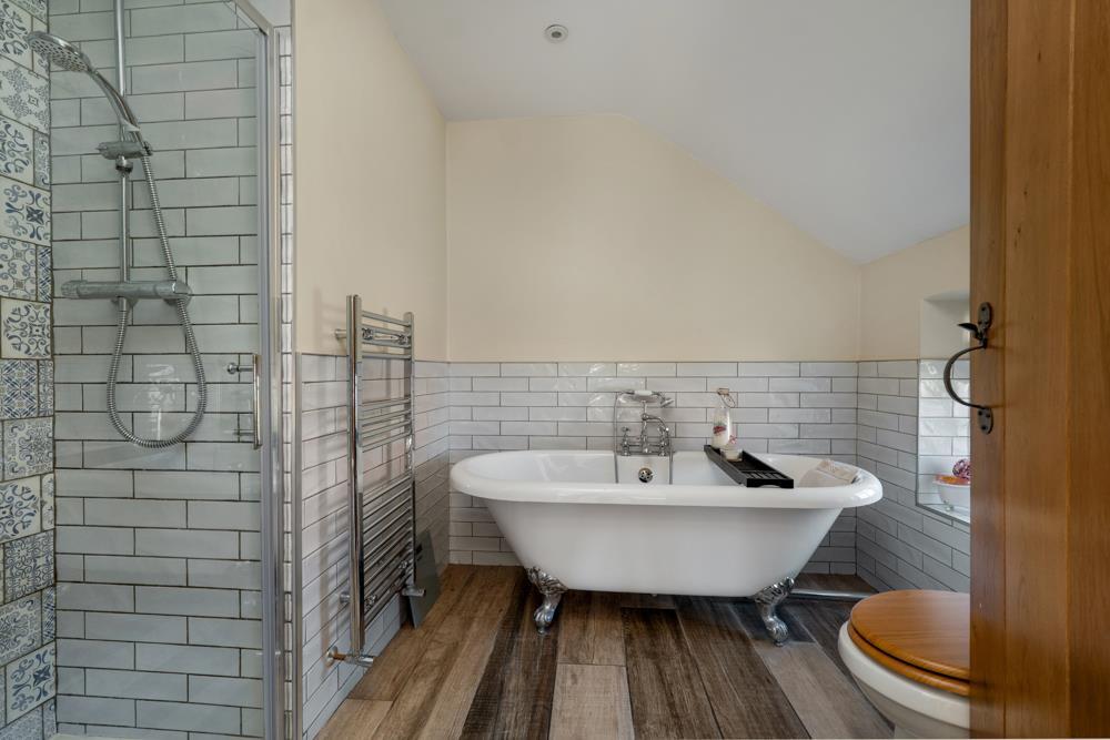 EN-SUITE BATHROOM