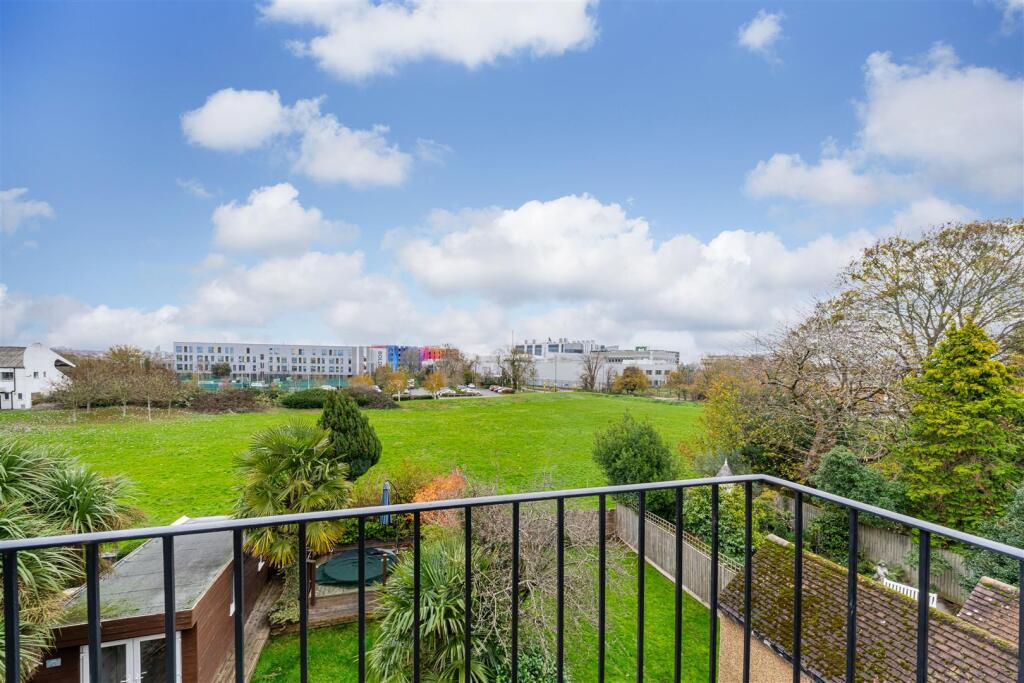 41 Oaklands Avenue, Isleworth TW7-34.jpg