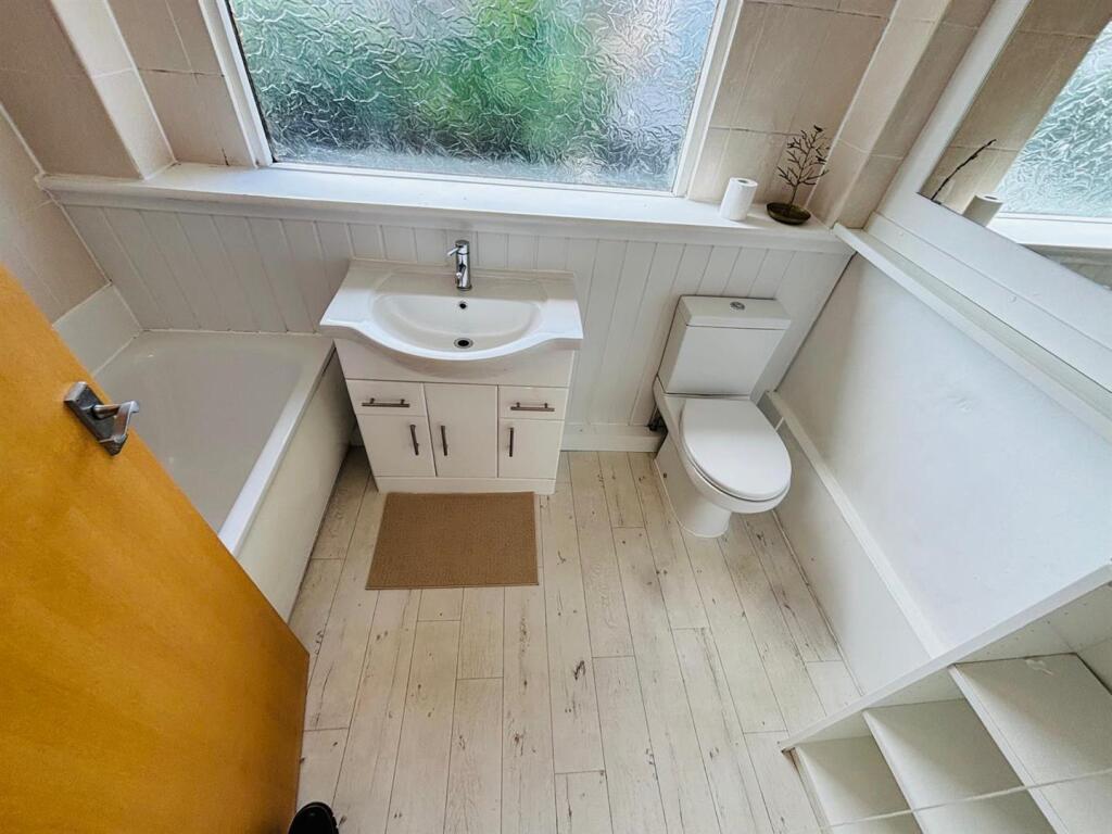 Bathroom / WC: