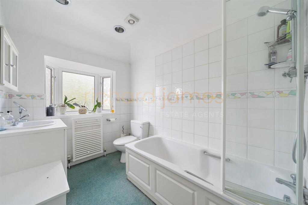 2 Oakleigh Gardens HA8 8EA-1.jpg