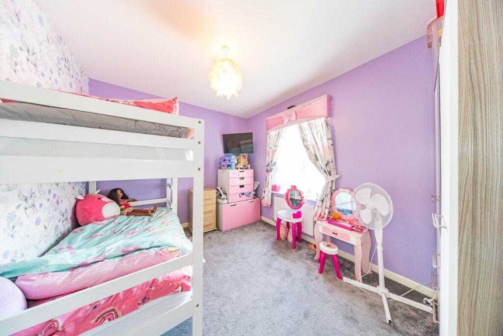 8 Riverside mews bedroom 2.jpg