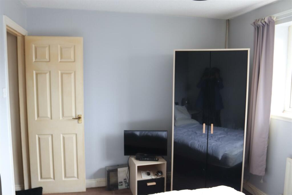 Rear bedroom