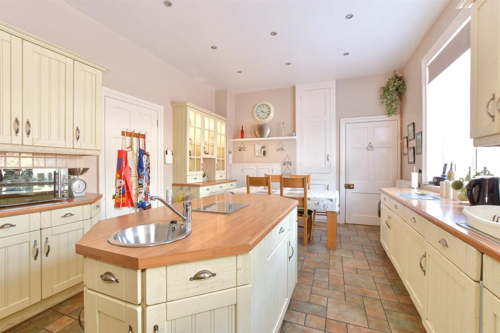Kitchen/ Breakfast Room