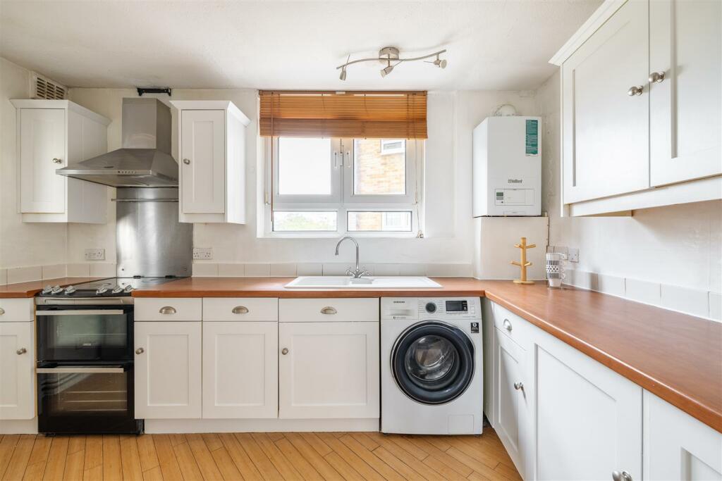 Brading Crescent E11