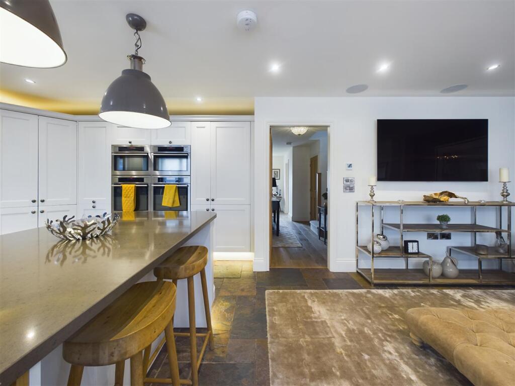 KITCHEN/RECEPTION ROOM