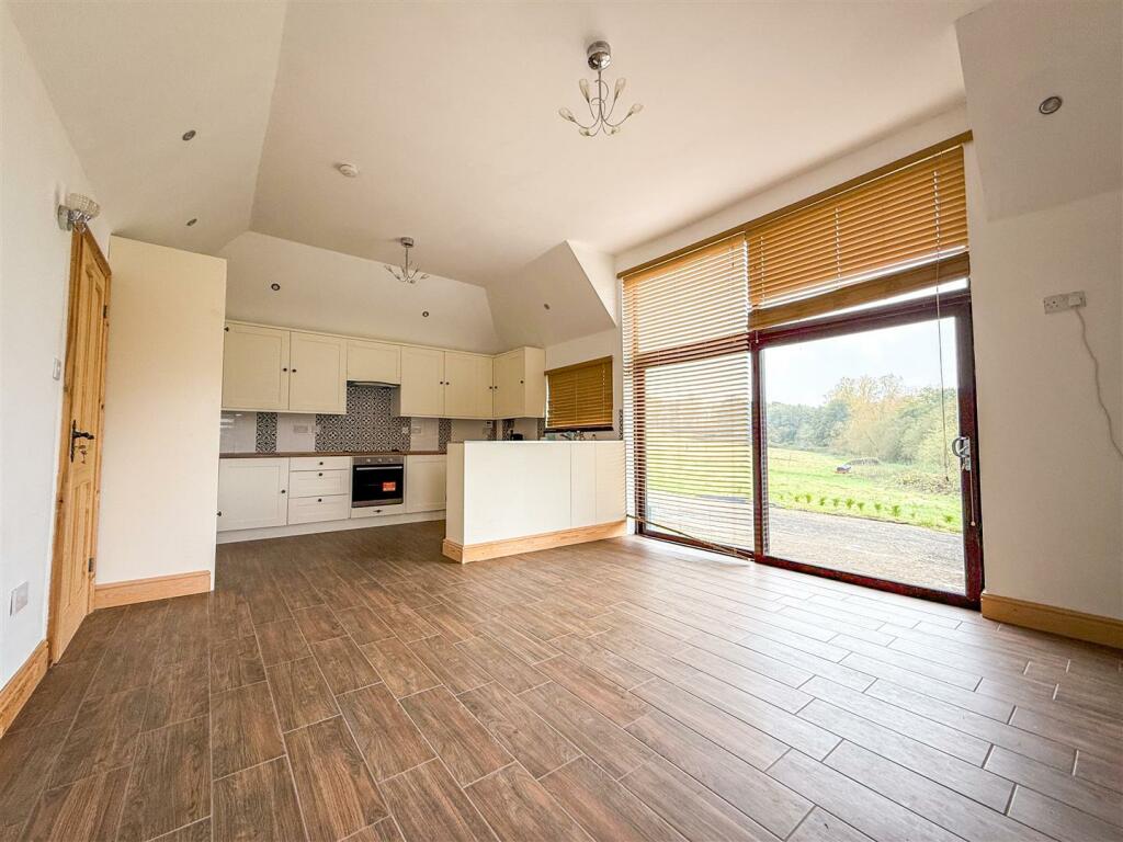 OPEN PLAN LOUNGE / KITCHEN