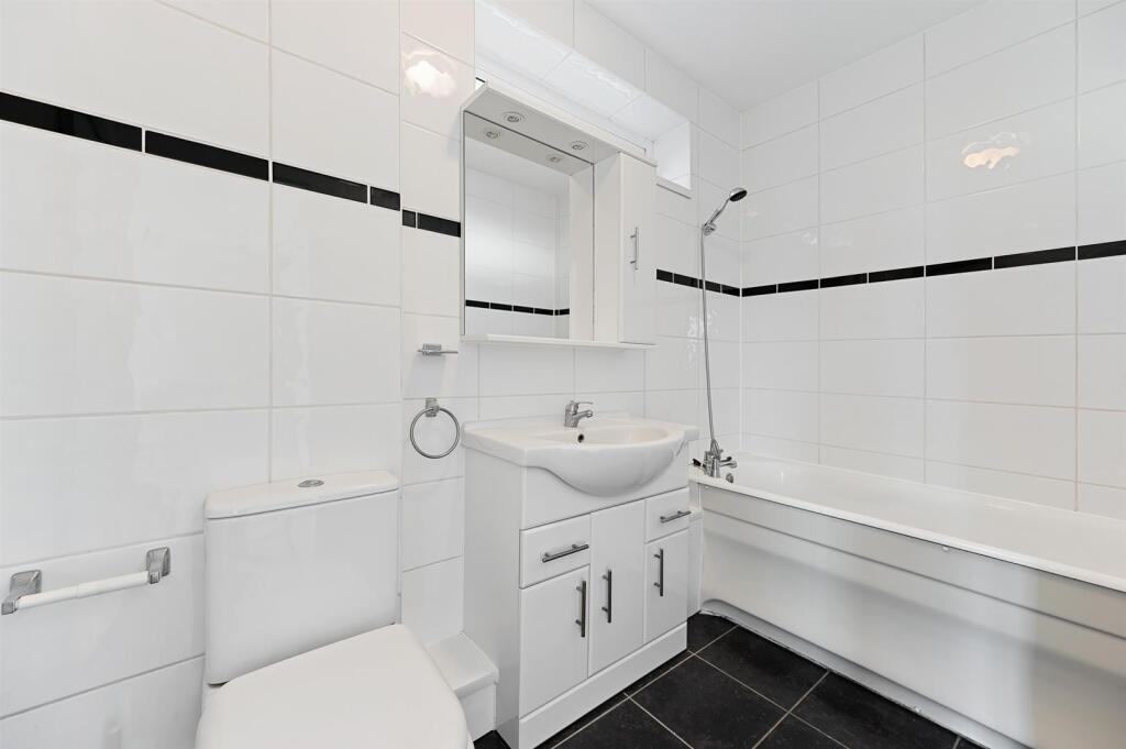 BCLR - Flat 19 Coniston Court - Ensuite Bedroom 1 