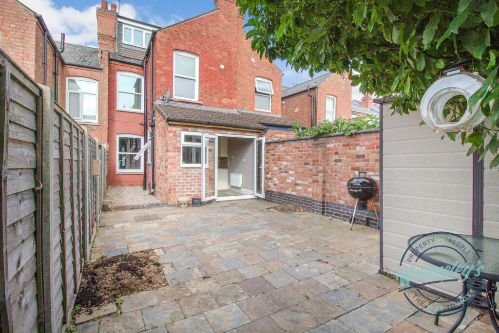 Courtyard style patio gardens