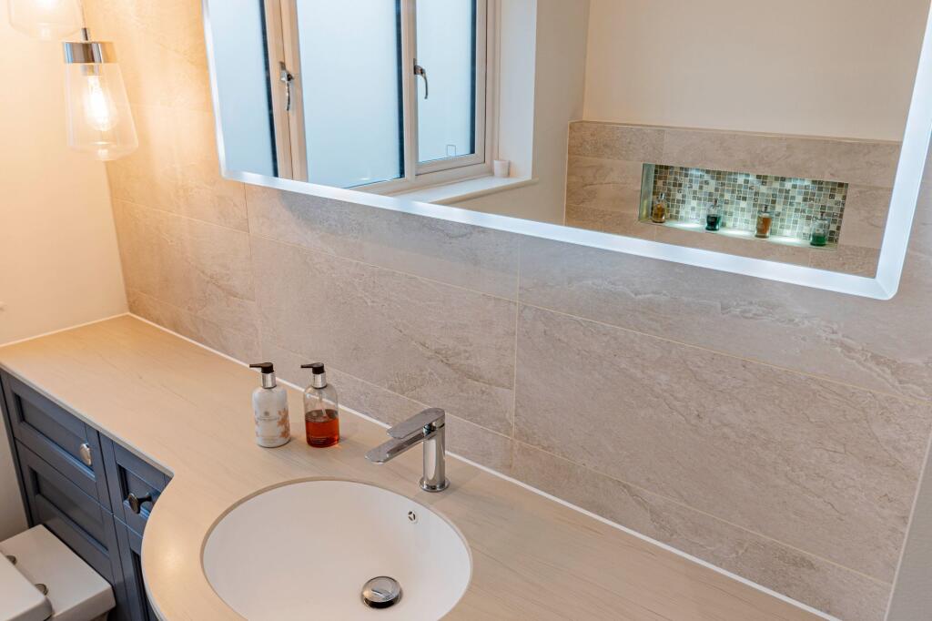 Bedroom One Ensuite (3)