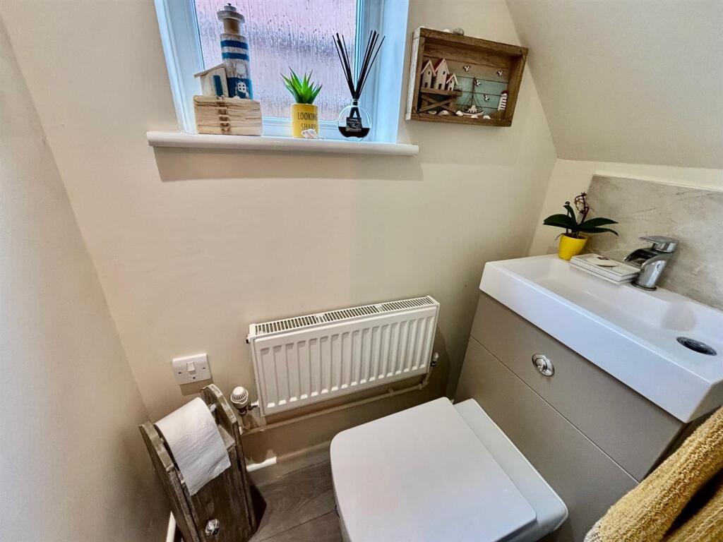 Guest's Cloakroom / Wc