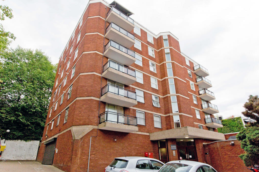 Three Bedroom Flat in Purpose Built Block