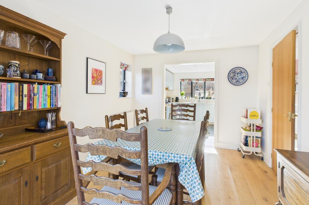 CAM02519G0-PR0230-STILL009