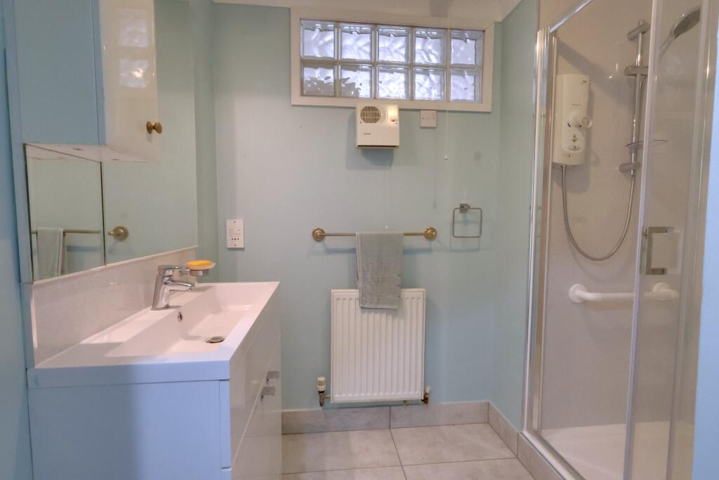 SHOWER / CLOAK ROOM