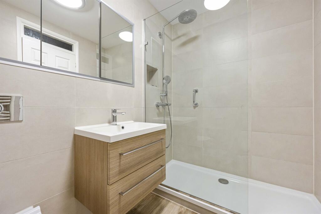 Bathroom (Shower Roo