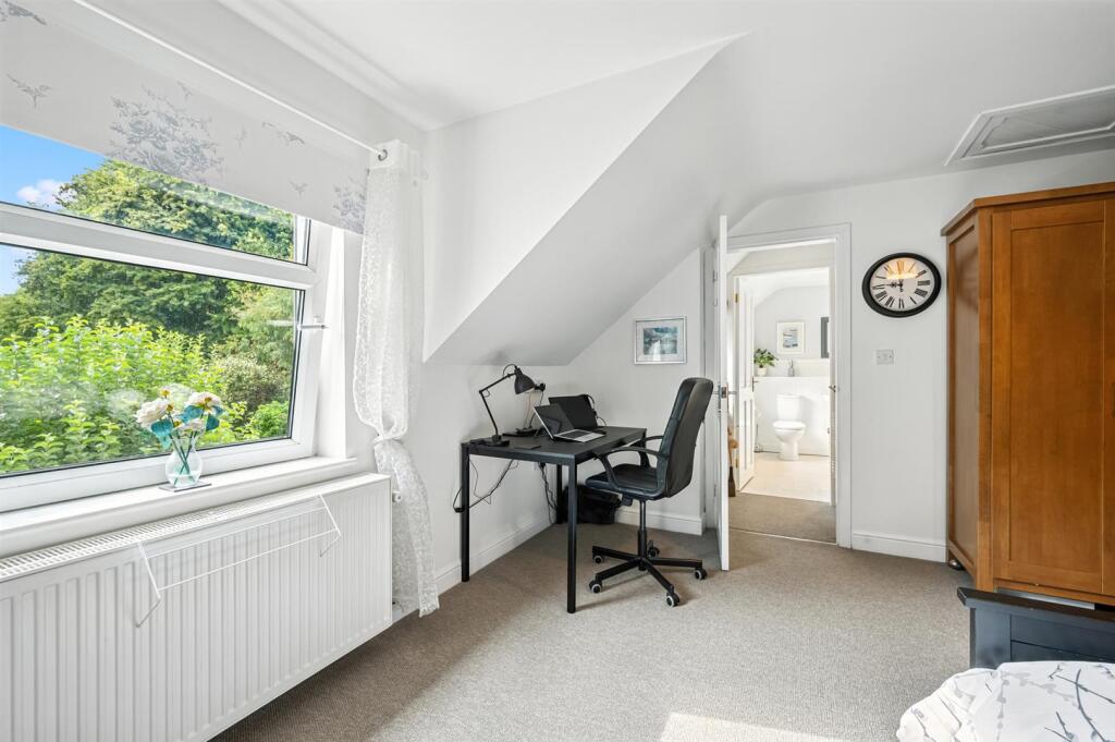 Annexe Bedroom - desk.jpg