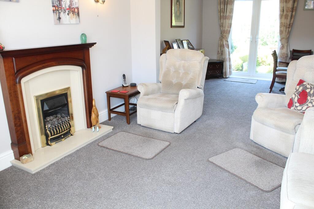 Lounge / Dining Room Picture 2