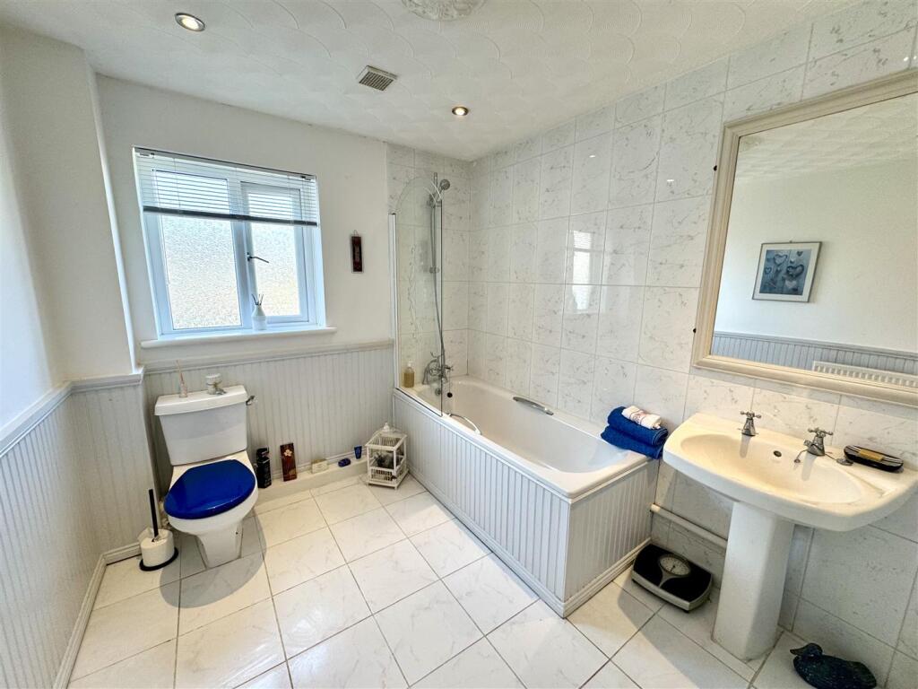 FAMILY BATHROOM