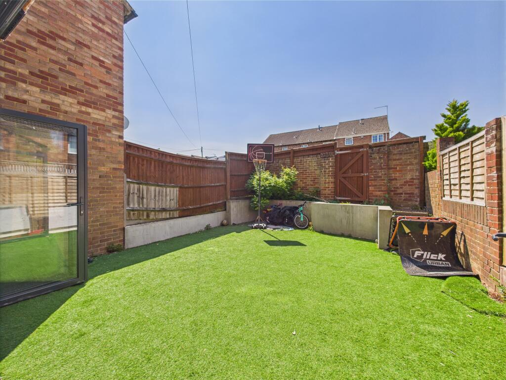 CAM01354G0-PR0508-STILL010