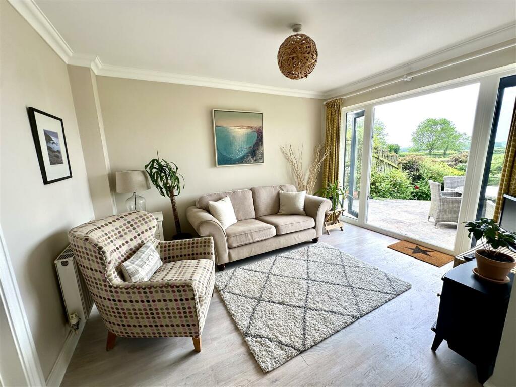 SITTING ROOM ¿ 13¿ x 10¿