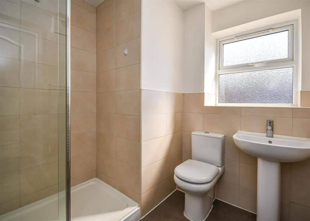 15 Penleigh Gardens-En Suite.jpg