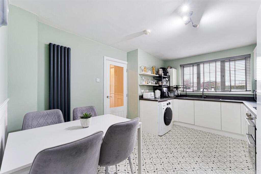 Lakeside View-Kitchen diner (2)