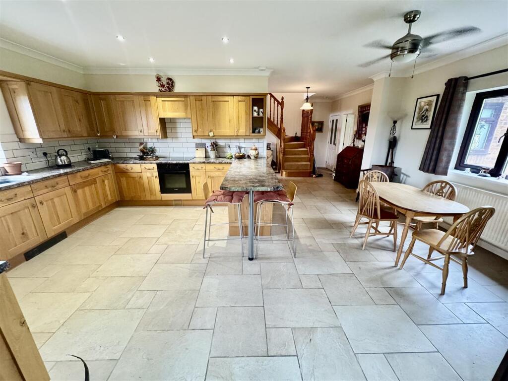 KITCHEN 2.jpg