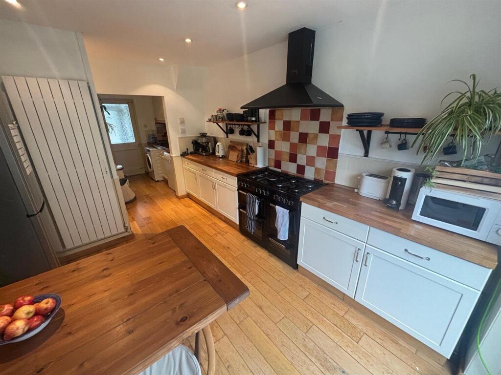 Kitchen 2.jpg