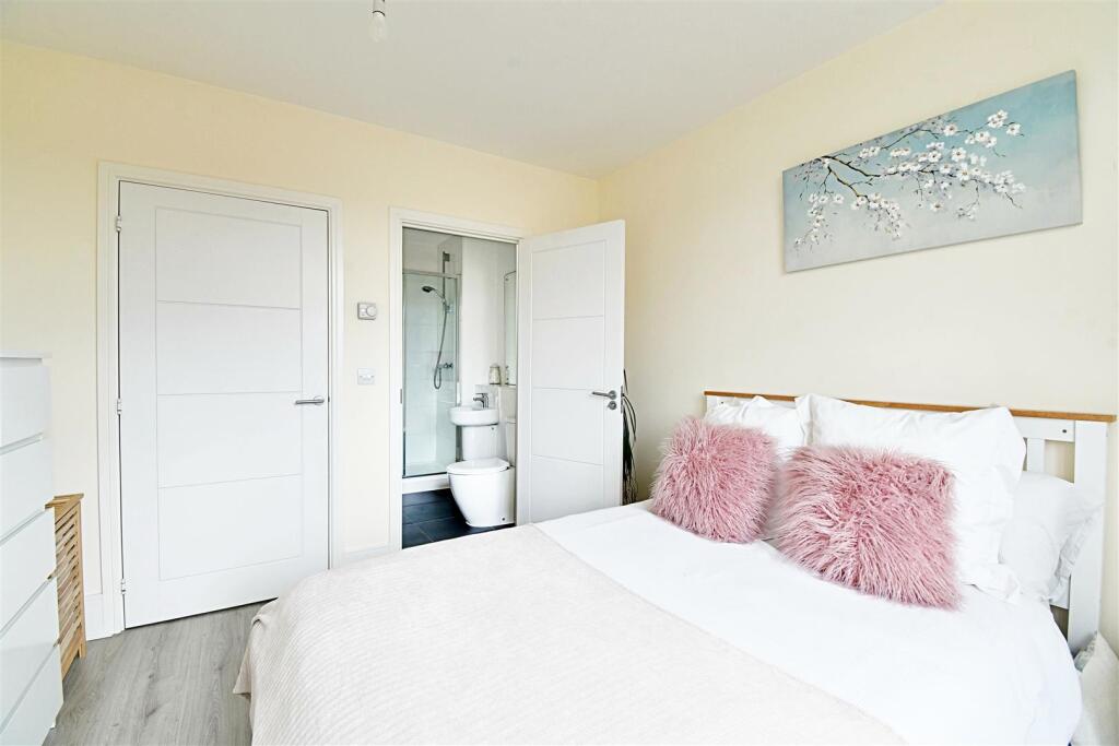 Bedroom 1_2.jpg