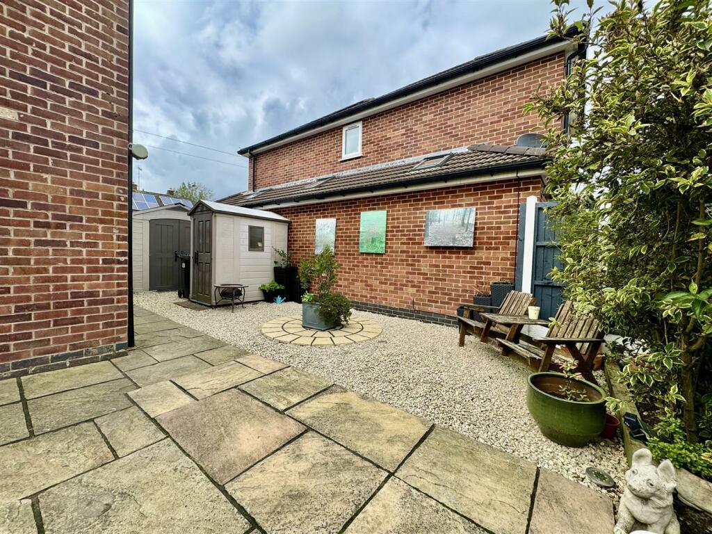 SIDE PATIO