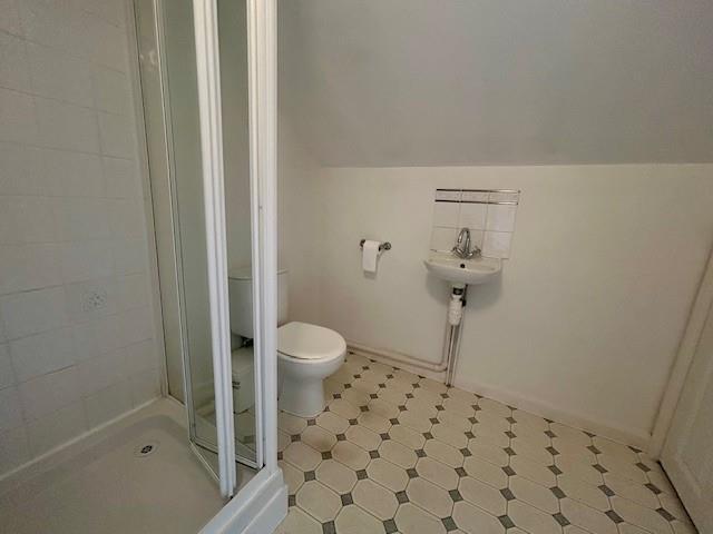 13 The Fairway shower room.jpg