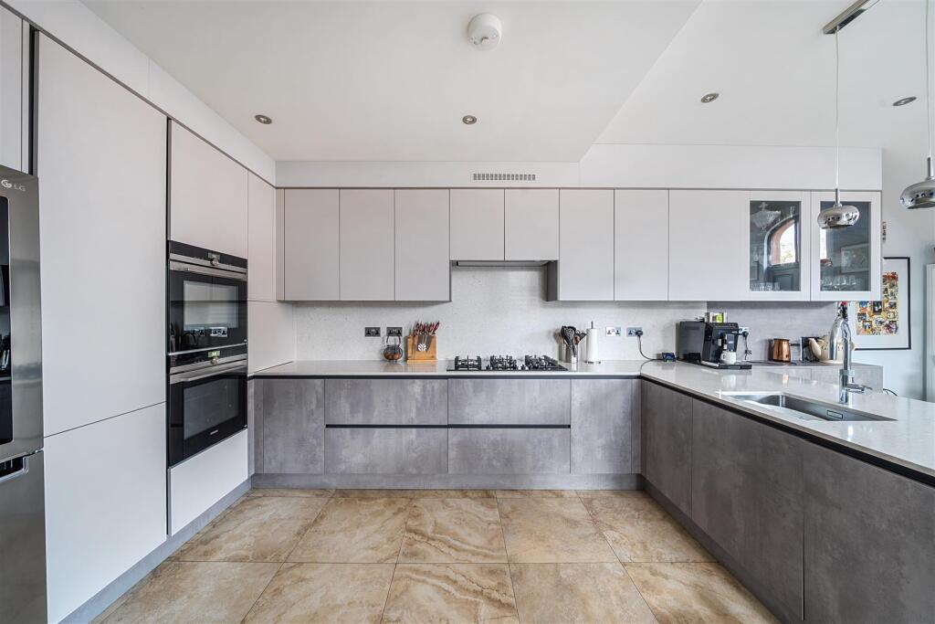 Living Room/Open Plan Kitchen/Diner: