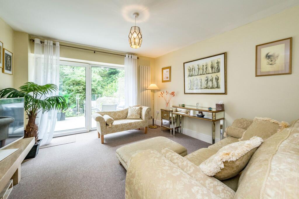 STUNNING SITTING ROOM AND BREAKFAST KITCHEN