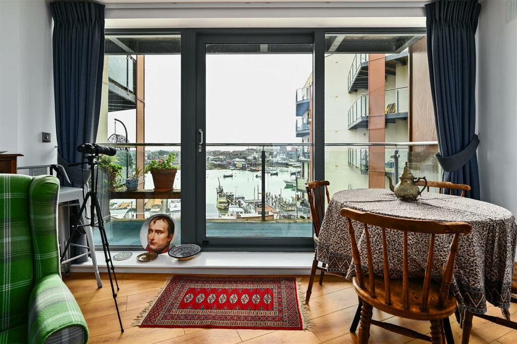 Flt 90, Mariner Point, Shoreham, BN43 (11).jpg