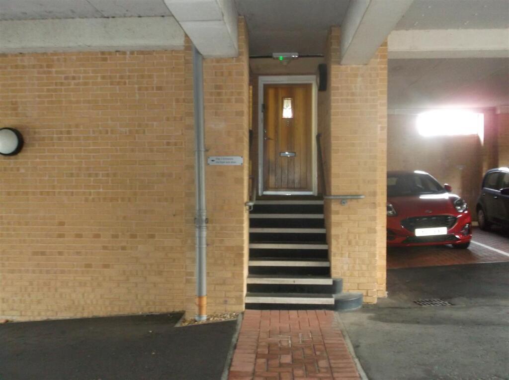 Direct access Apt.9.JPG