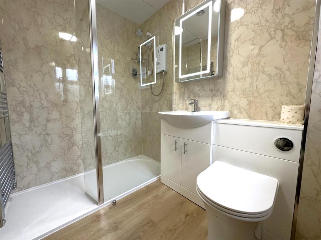 Modern En-Suite Shower Room 666