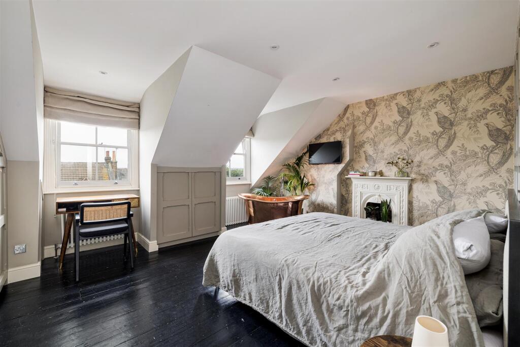 Clarendon Road, E18
