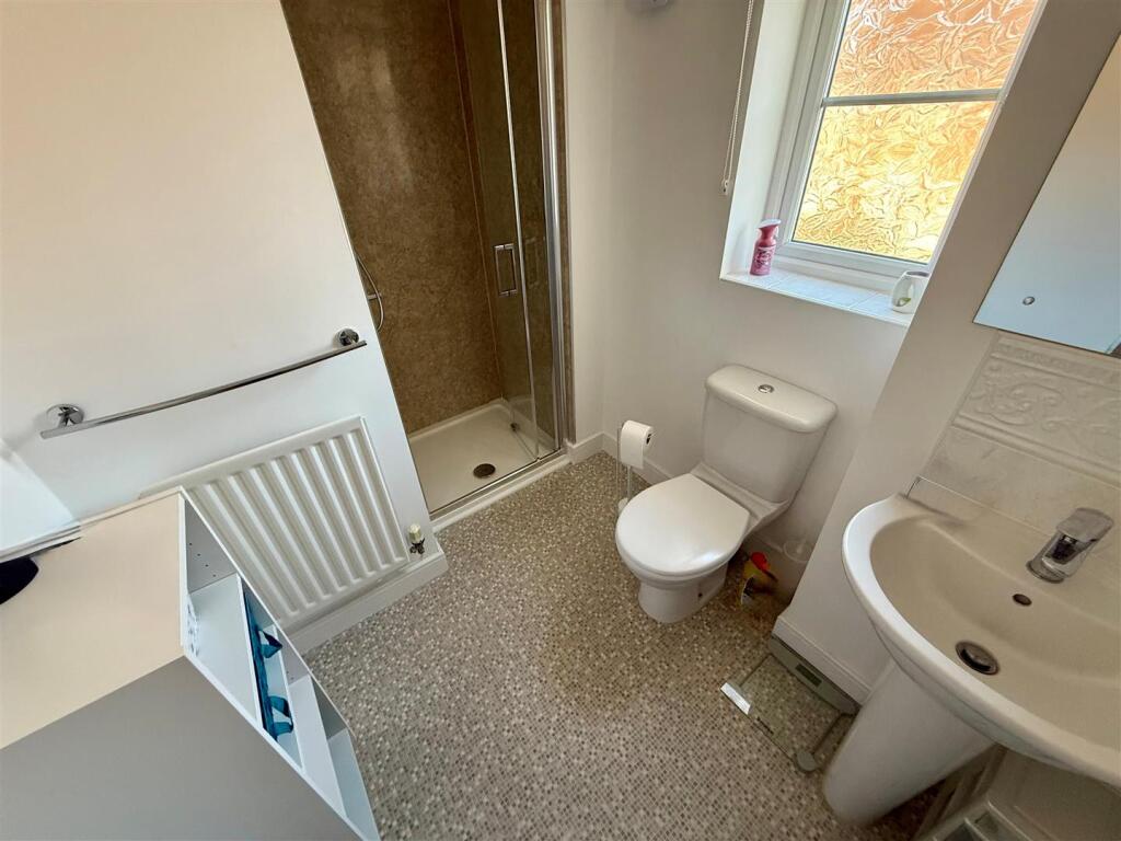 KL1 En Suite.jpg