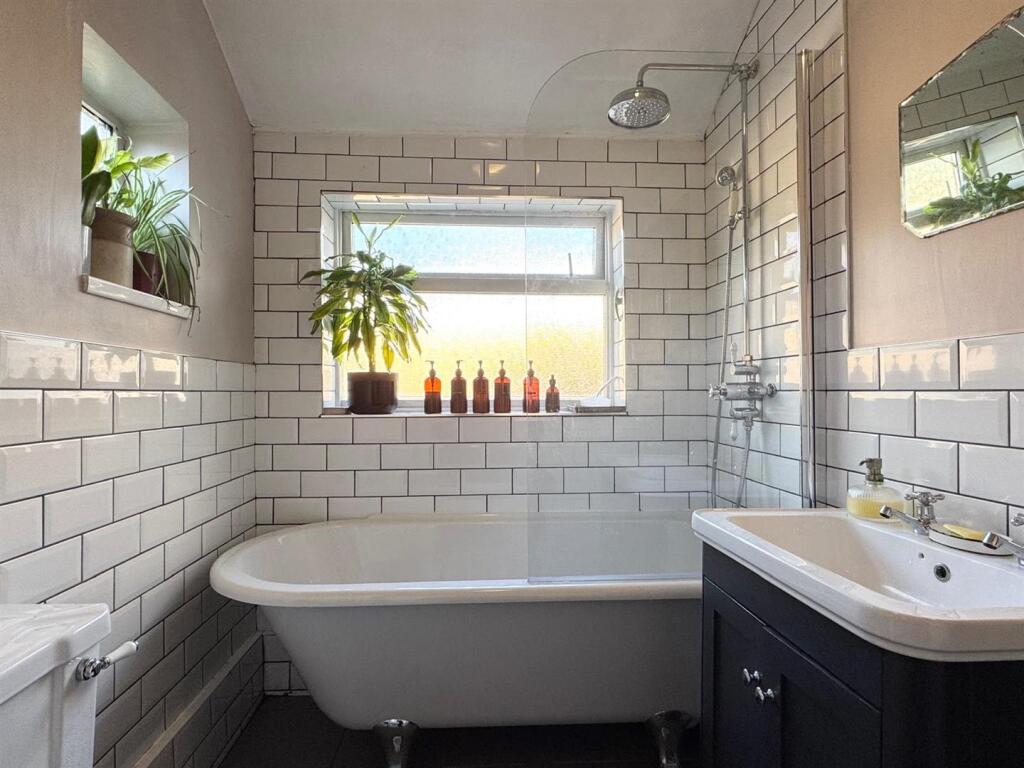 Bathroom (2).jpg