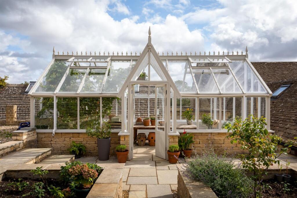 16 - High Barn - GL6 0QA - Web.jpg