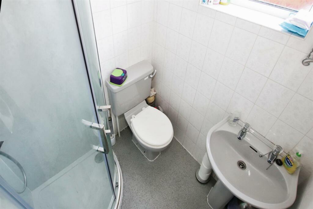 SEPARATE FIRST FLOOR SHOWER ROOM