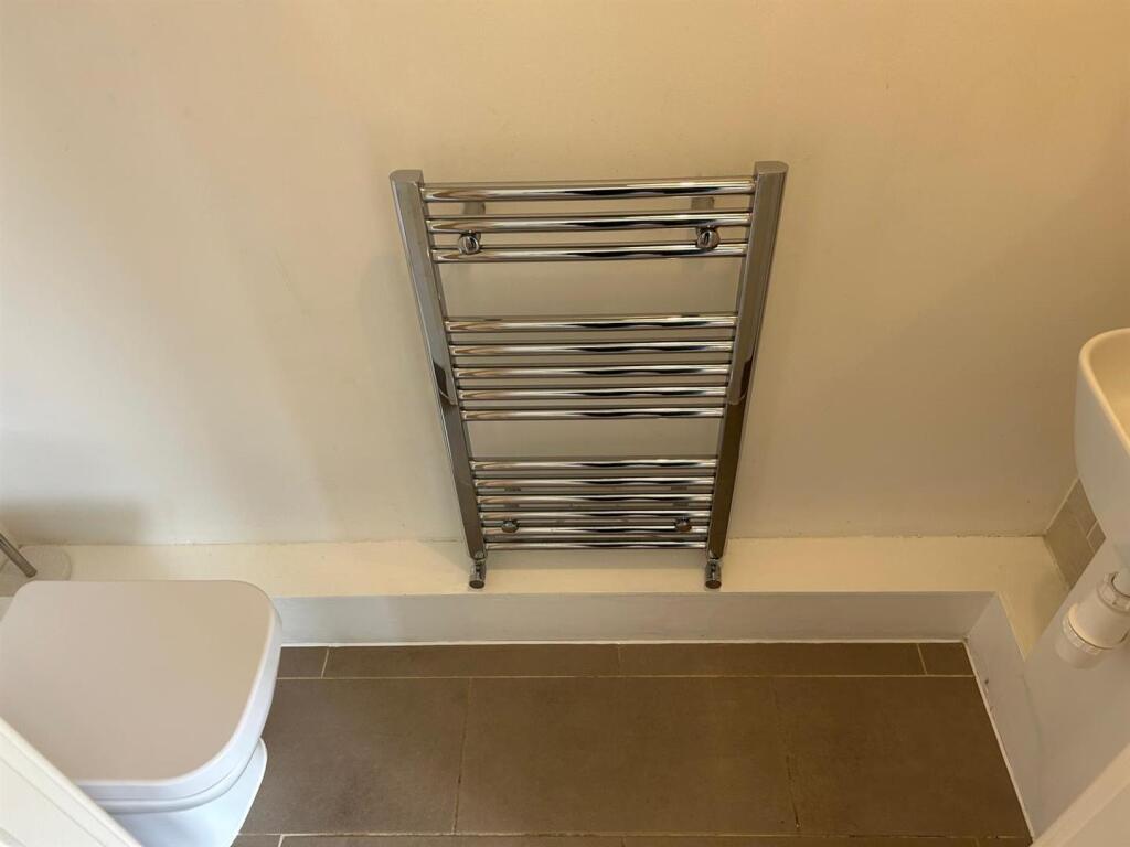 Cloakroom / WC: