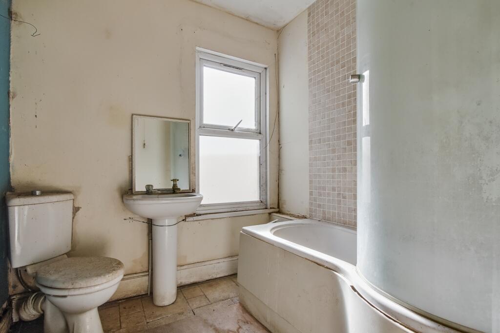 84 Basingstoke Road, Reading, Berkshire, RG2 0EL