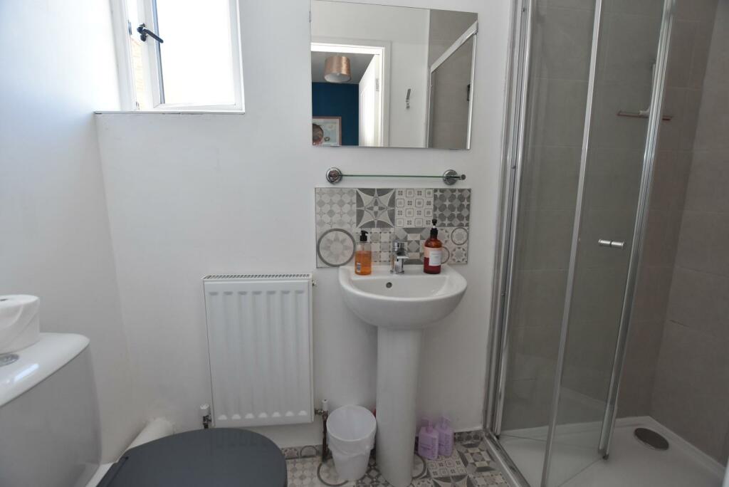 FLAT B - Bed 2 en suite.jpg