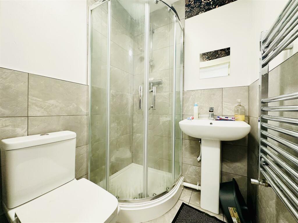 En suite to Bedroom 3