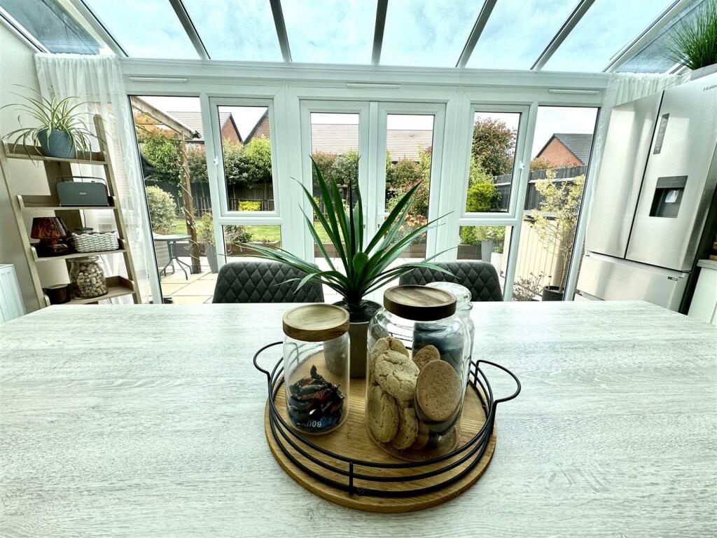 KITCHEN/BREAKFAST AREA