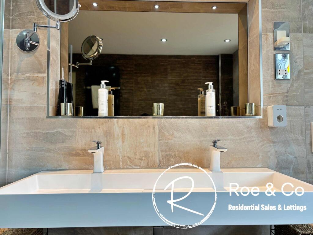 Jack &amp; Jill Bathroom suite