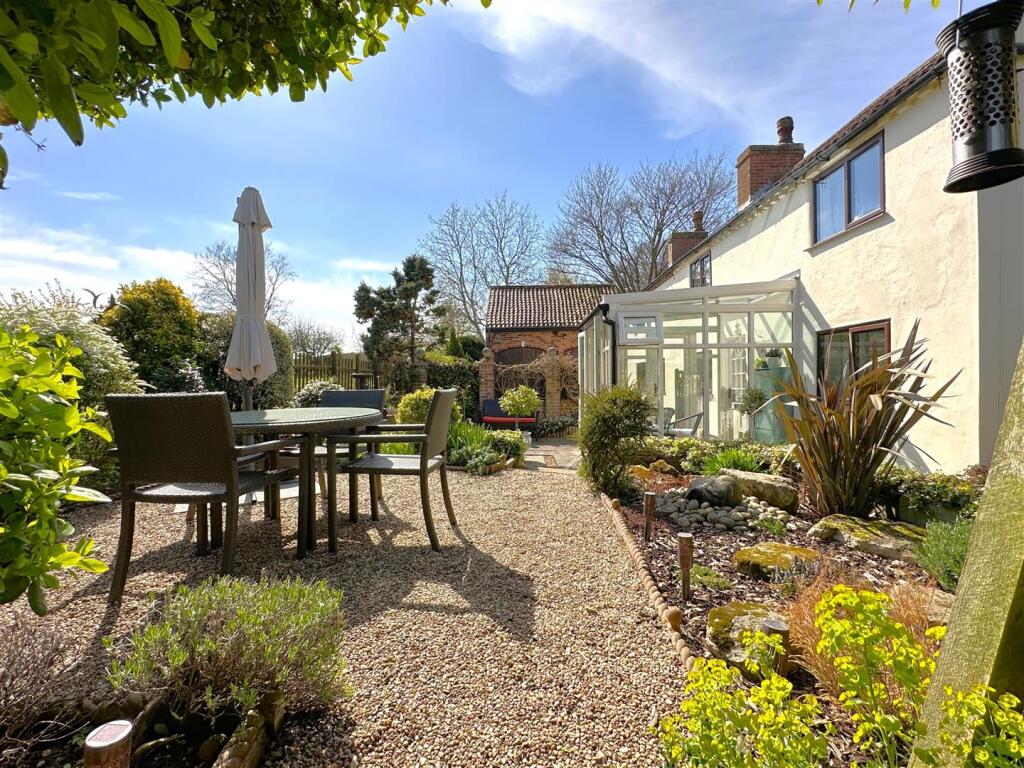 Outdoor Seating Area 390