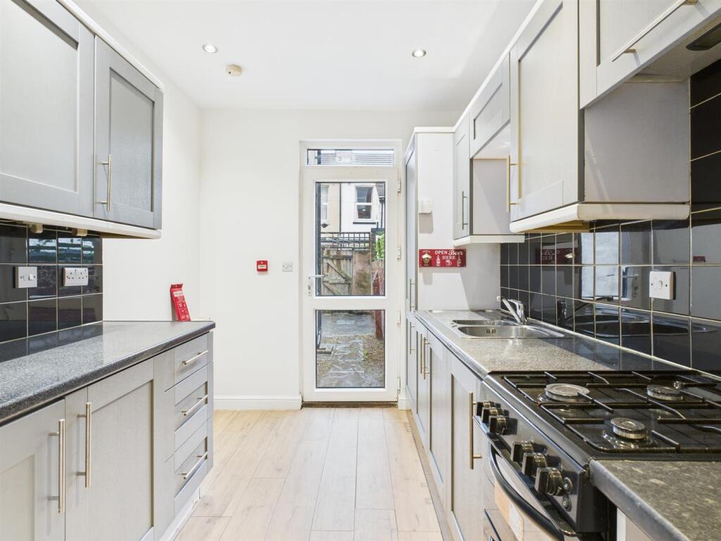 Kitchen: